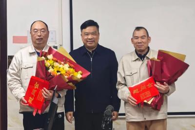 桂林市政協(xié)副主席、市總工會(huì)主席文建中走訪(fǎng)慰問(wèn)桂容公司高層次人才